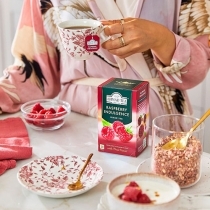 MELNĀ TĒJA AHMAD RASPBERRY INDULGENCE, MAISIŅOS FOLIJA APLOKSNĒS (009522) JN