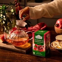 ZAĻĀ TĒJA AHMAD RASPBERRY & POMEGRANADE, MAISIŅOS FOLIJA APLOKSNĒS (012423)