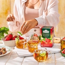 MELNĀ TĒJA AHMAD STRAWBERRY SENSATION, MAISIŅOS FOLIJA APLOKSNĒS (007009) J